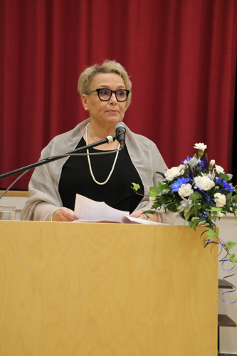 Juuan lukion lehtori Eija Gröhn-Syysjoki toi rehtorin tervehdyksen uusille ylioppilaille.