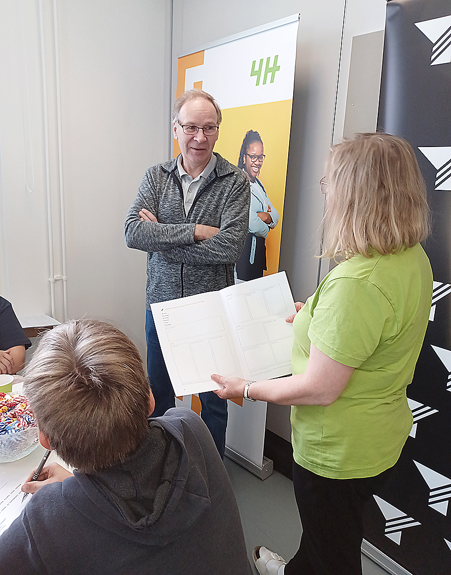 Poikolan koululla Jukka Nevalainen ja Pirjo Hämynen keskustelevat yrittäjyydestä kiinnostuneen nuoren kanssa.