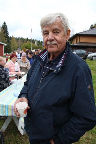 Eero Mustonen oli saapunut Lehmosta nauttimaan mukavasta sadonkorjuujuhlan tunnelmasta.