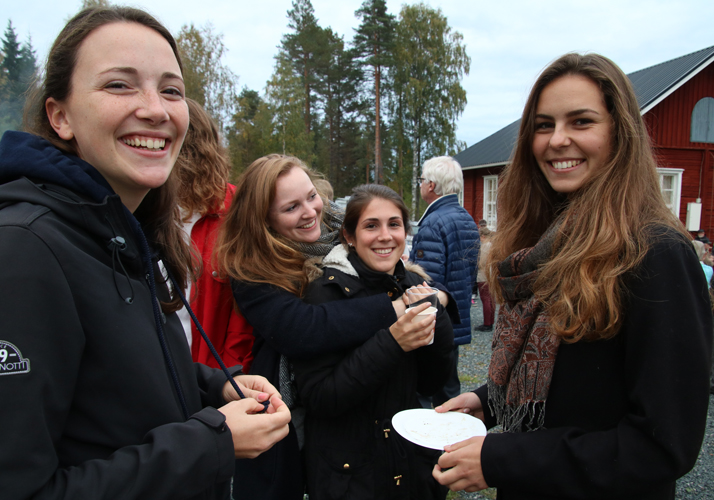 Keskieurooppalaisen tuulahduksen toivat hollantilaiset ja saksalaiset vaihto-oppilaat, tässä lähimpänä Tessa Scherphof (vas.), Veronie Kole, Hanna Hitscherich (takana vas.) ja Gabriela Weissenberg.