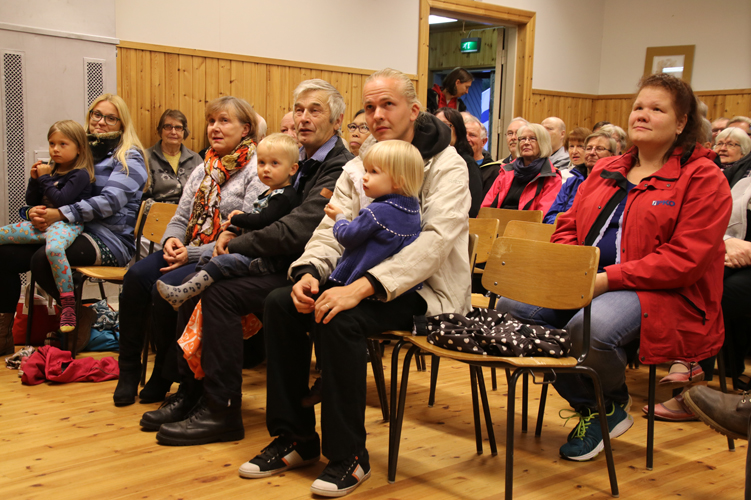 Sadonkorjuujuhlan runsaslukuisessa yleisössä oli ilahduttavasti myös pientä väkeä.