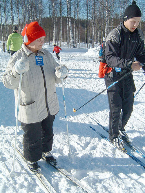 Vappu Pekkarinen oli Ahmanhiihdon grand old lady. Vielä vuonna 2011 hän jaksoi lykkiä, kuten tässä, Jerossa. Hän oli tuohon mennessä osallistunut kaikkiin Ahmanhiihtotapahtumiin. VS-arkisto/Juha-Matti Junkkari